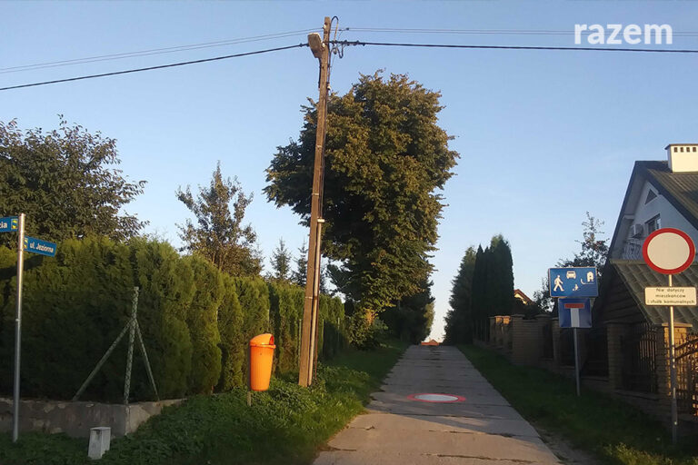 Zakaz wjazdu na&nbsp;ulicę prowadzącą do&nbsp;publicznego molo w&nbsp;Tomaszkowie