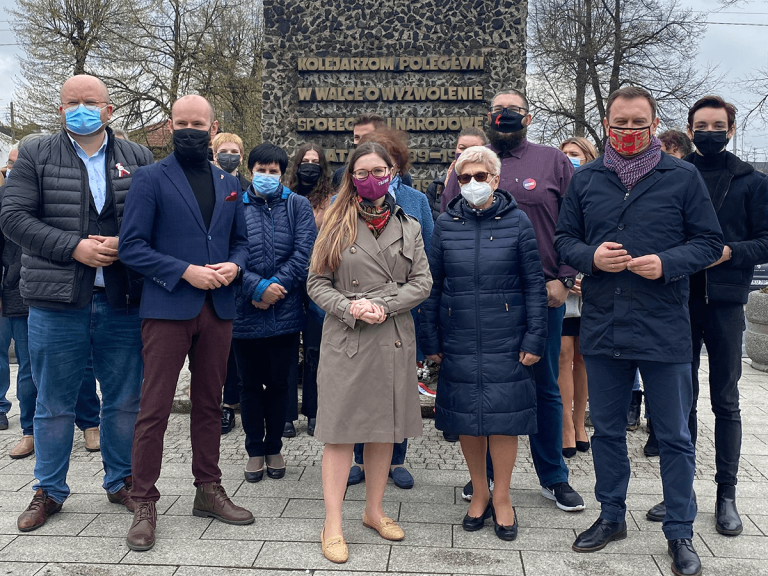 1 Maja Kutno, grupa ludzi stojąca pod pomnikiem upamiętniającym kolejarzy, którzy zginęli w obronie ojczyzny. Od lewej: Wiktor Idzikowski, Michał Pietrzak, posłanka Paulina Matysiak, Wanda Chlebna, poseł Tomasz Trela.