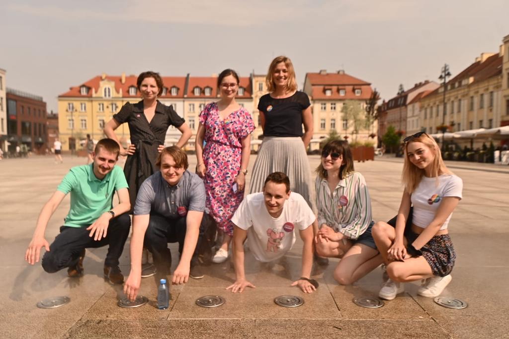 Lato z Razem w Bydgoszczy - wspólne zdjęcie na bydgoskim Rynku. Stoją od lewej: Daria Gosek-Popiołek, Paulina Matysiak, Magdalena Pierwszy z lewej kuca Maciej Szlinder, członek zarządu krajowego partii Razem. Obok działacze młodzieżówki Młodzi Razem.