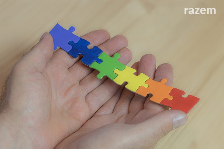 Homofobiczne naklejki w gablotach przystanków w Łodzi