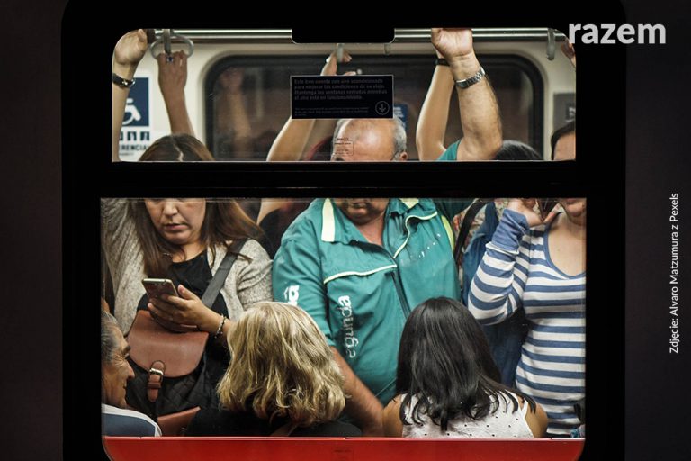 Przepełnione wagony na&nbsp;długich trasach? Posłanka interweniuje