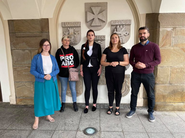 Posłanka Paulina Matysiak, Agnieszka Itner, Wiktoria Barańska, Anna Górska i Bartosz Grucela z partii Razem w Rzeszowie