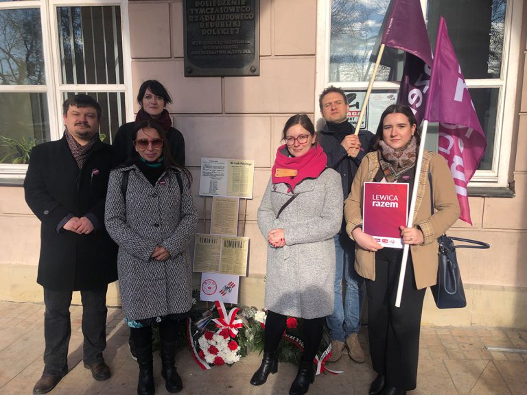 103. rocznica powstania Rządu Daszyńskiego - uroczystości w Lublinie. Na zdjęciu widać działaczki i działaczu partii Razem: z Zarządu Krajowego stoją Joanna Wicha i poslanka Paulina Matysiak, za nimi z lewej strony liderka lubelskich struktur Magdalena Długosz.