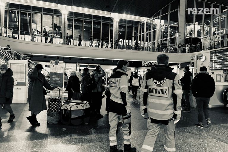 Presja ma&nbsp;sens! Sytuacja uchodźców na&nbsp;Dworcu Centralnym w&nbsp;Warszawie poprawi się