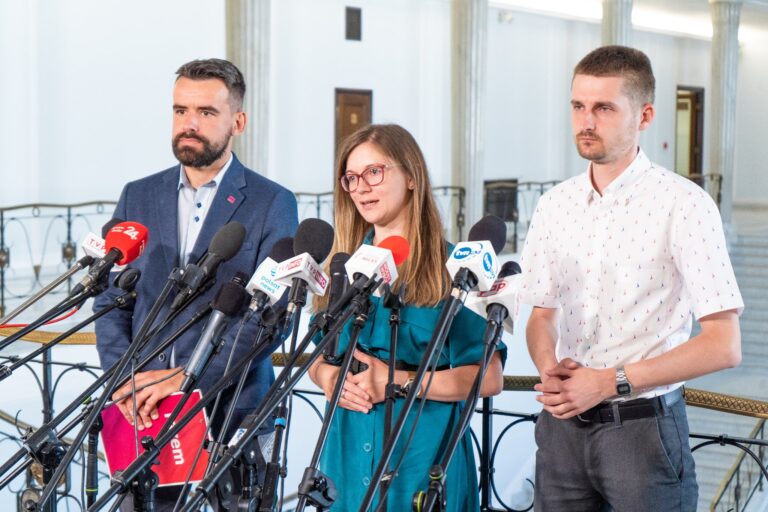 Opóźnienie MUSI ulec zmianie! Partia Razem o&nbsp;sytuacji na&nbsp;kolei