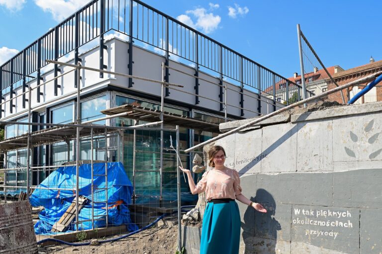 Paulina Matysiak na tle betonowego pawilonu na Bulwarze Filadejskim w Toruniu