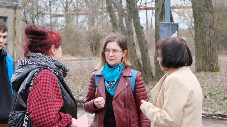 Kłopotliwe drogi do&nbsp;Zespołu Szkół Nr&nbsp;4 w&nbsp;Kutnie-Azorach – posłanka interweniuje