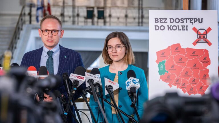 Lewica o&nbsp;wykluczeniu transportowym. Matysiak: „Program Lewicy to&nbsp;pociąg w&nbsp;każdym powiecie, autobus w&nbsp;każdej gminie”