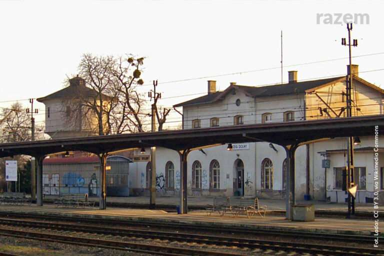 Kładka nad torami w Brzegu Dolnym zamknięta. Co z pieszymi?