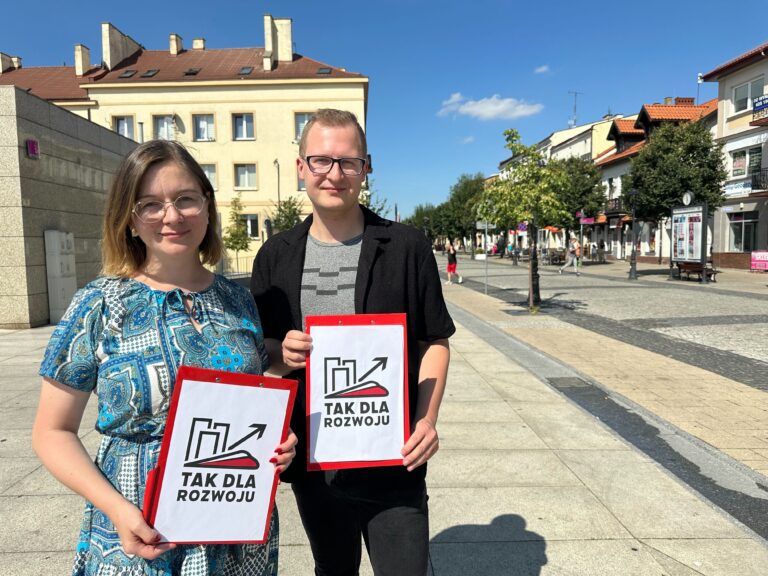 Zbiórka podpisów pod&nbsp;projektem „Tak dla CPK” w&nbsp;Kutnie