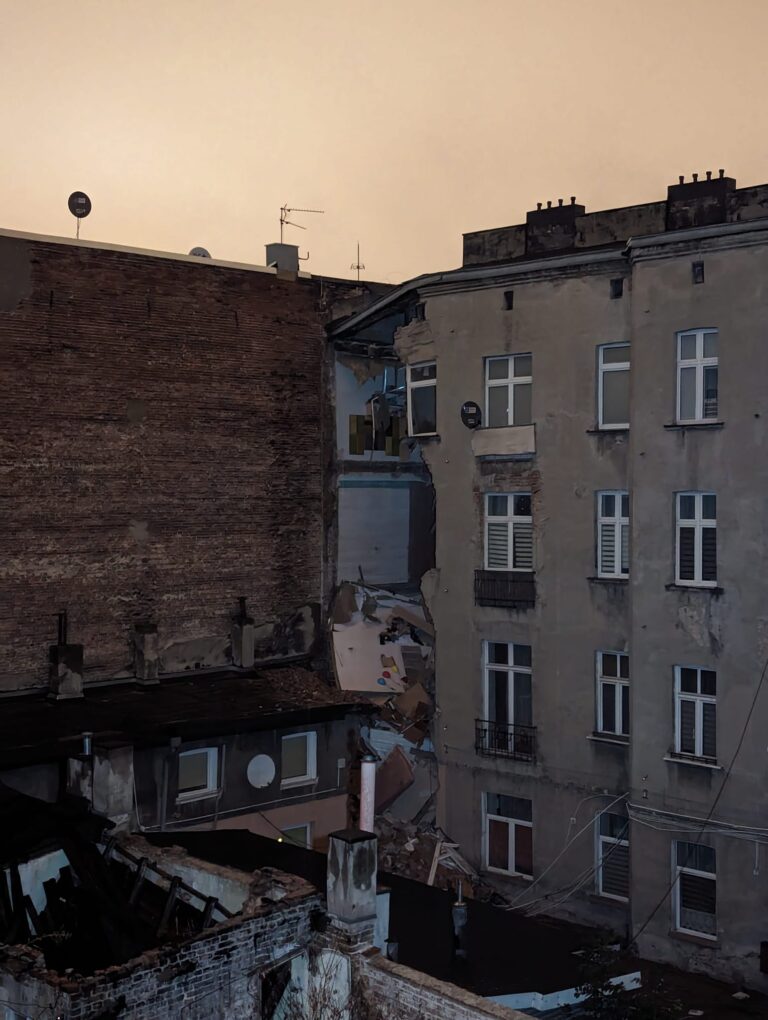 Kamienica prz Al. 1-go Maja w Łodzi po katastrofie budowlanej na trasie budowy tunelu średnicowego