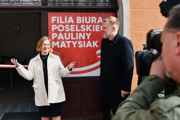 Posłanka Paulina Matysiak otwierająca biuro poselskie w Łowiczu