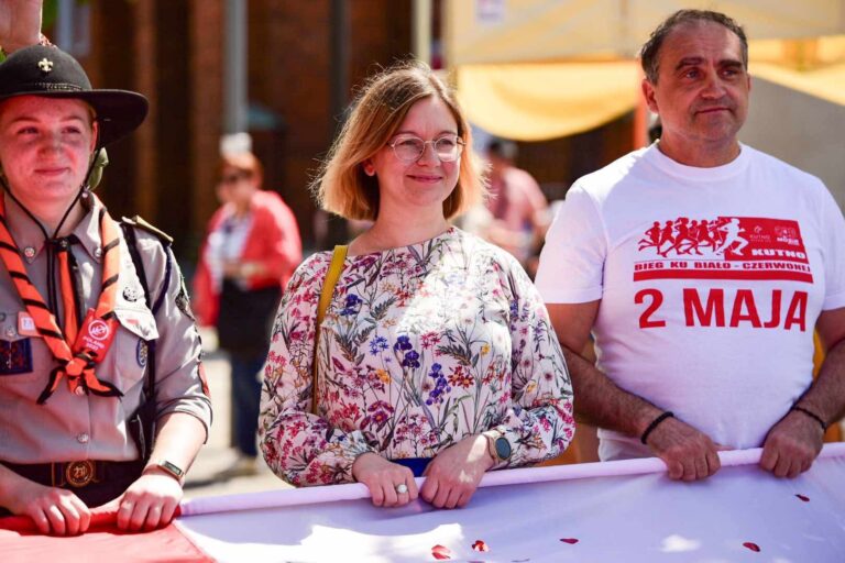 Posłanka Paulina Matysiak na&nbsp;obchodach Dnia Flagi RP&nbsp;w&nbsp;Kutnie