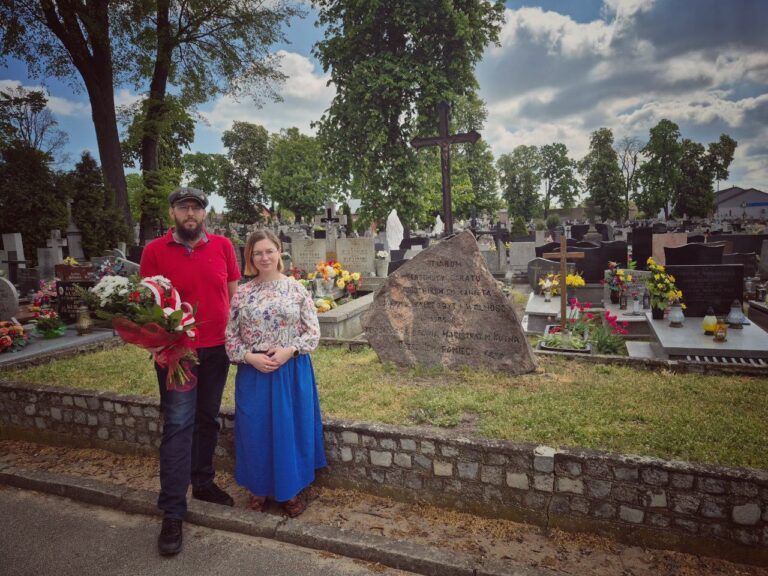 Posłanka Paulina Matysiak złożyła kwiaty pod&nbsp;pomnikiem ofiar Rewolucji 1905 roku w&nbsp;Kutnie