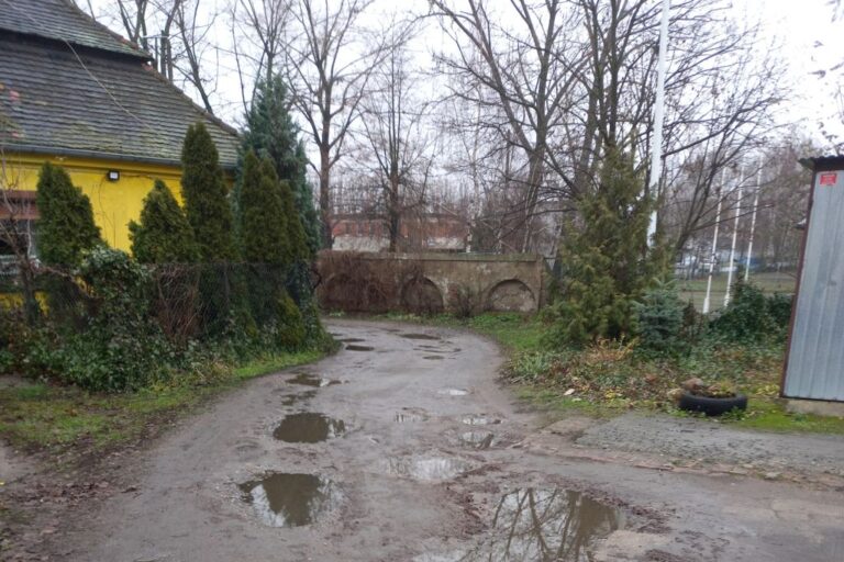 Zaniedbane osiedle PKP w Kutnie. Posłanka interweniuje w sprawie seniorów żyjących w błocie