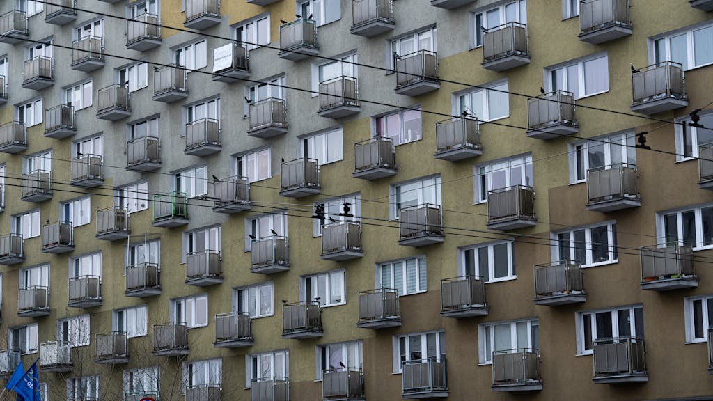 Mieszkanie za&nbsp;grosze, presja za&nbsp;miliony. Nowy biznes na&nbsp;cudzej krzywdzie