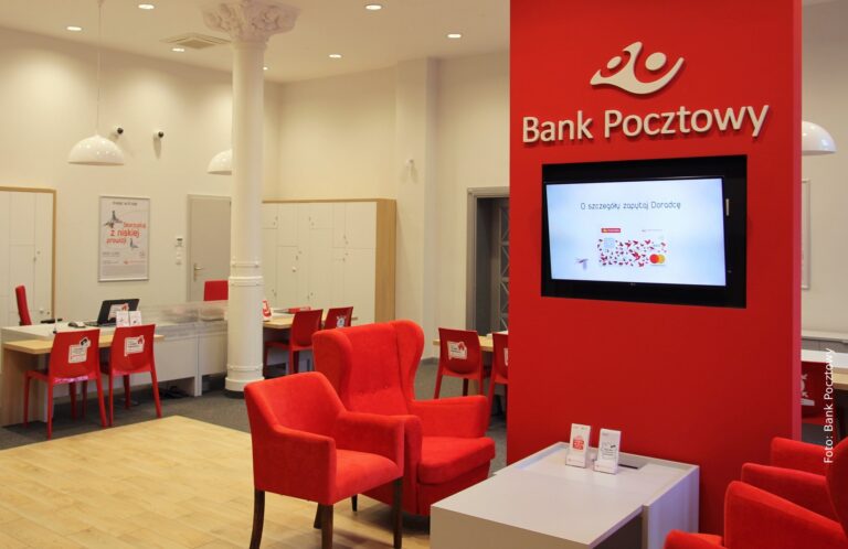 Poczta Polska restrukturyzuje usługi finansowe. Pracownicy biją na&nbsp;alarm