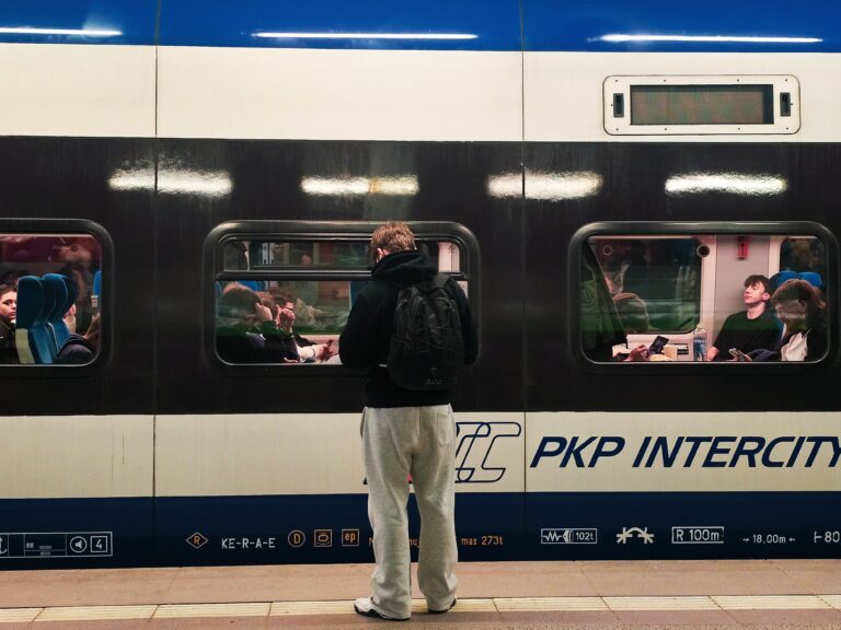 Jeden bilet, kilka wolnych miejsc. Matysiak pyta o&nbsp;rezerwacje w&nbsp;PKP Intercity
