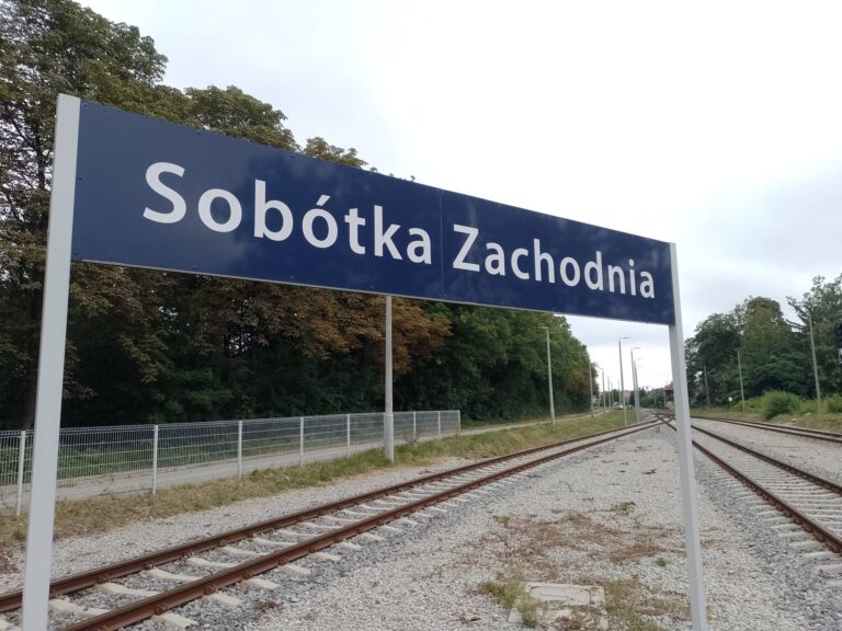 Pociągi się zatrzymują, ale&nbsp;pasażerowie nie&nbsp;mogą wsiąść. Interwencja ws. stacji Sobótka Zachodnia