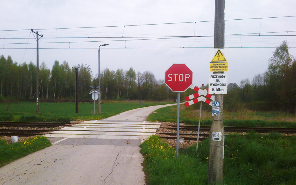 Czerwone światło to&nbsp;nie&nbsp;sugestia. Matysiak pyta o&nbsp;kary za&nbsp;niebezpieczne wjazdy na&nbsp;przejazdy kolejowe